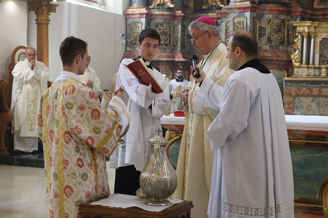 U zajedništvu s više od stotinu svećenika biskup Josip Mrzljak na Veliki četvrtak predslavio Misu posvete ulja